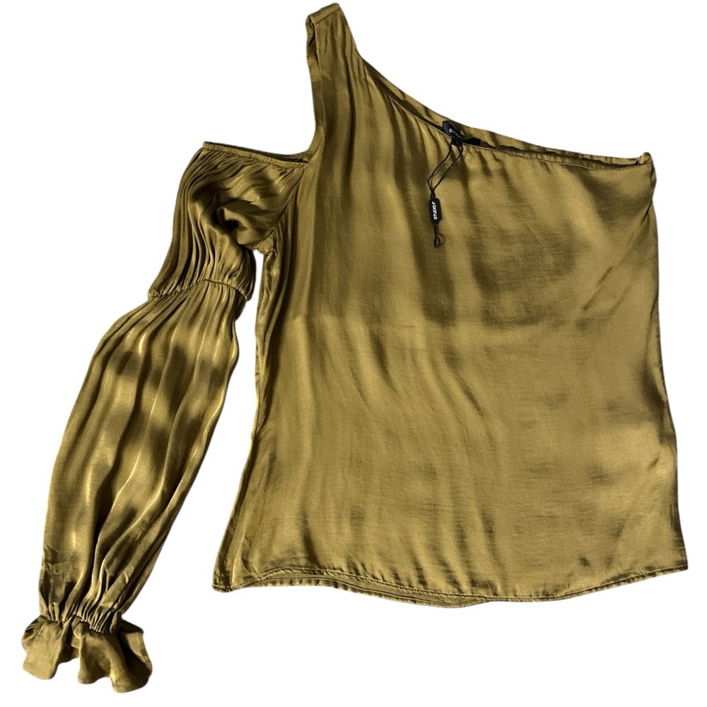 Studio F One-Shoulder Peasant Sleeve Top. Cold Shoulder Sleeve. Small. 34” Bust